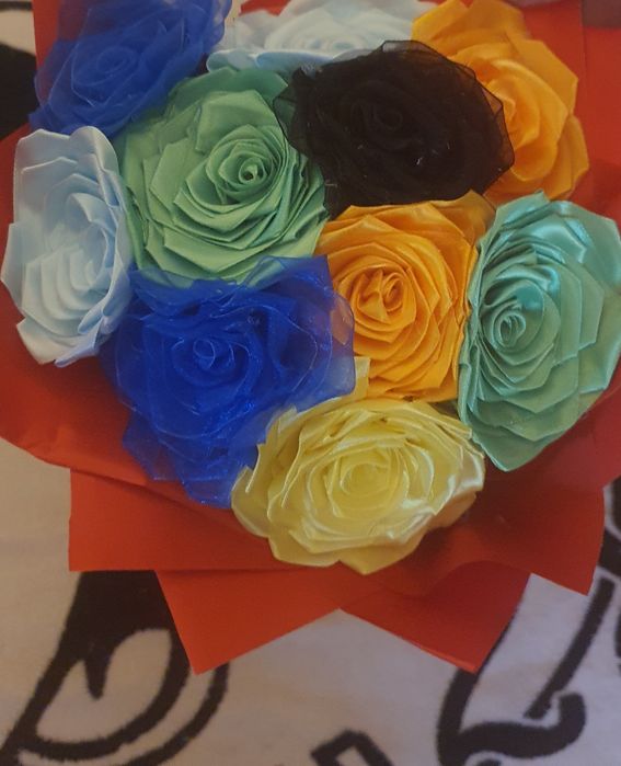 Un buchet de trandafiri din satin făcuți manual la comandă.