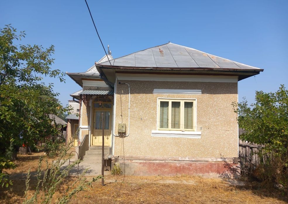 Vând casă în comuna Măciuca + terenuri extravilan!