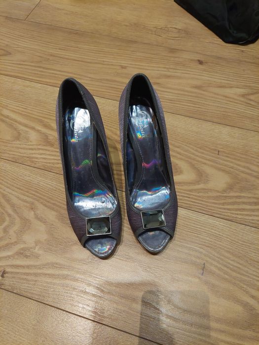 Vând pantofi Bata piele 38 cu platforma ascunsa