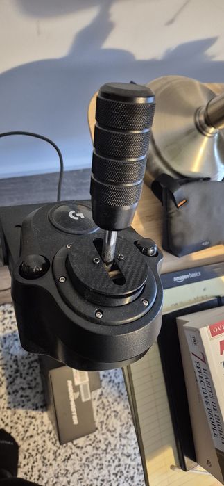 Setup sim racing Logitech G920 cu suport StableDesk