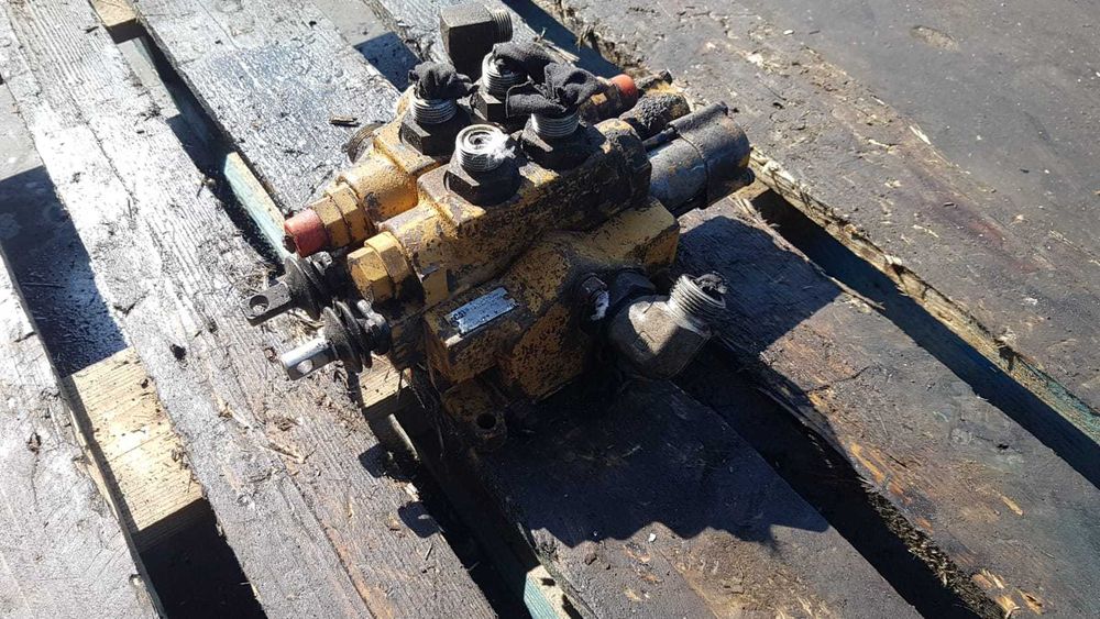 Distribuitor hidraulic fata buldoexcavator Caterpillar 428B ,428C,438