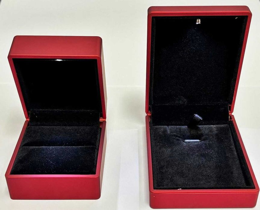 set 2 x cutie bijuterii design elegant,interior catifea, iluminare LED