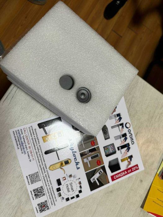 Электронный замок для стеклянных дверей.