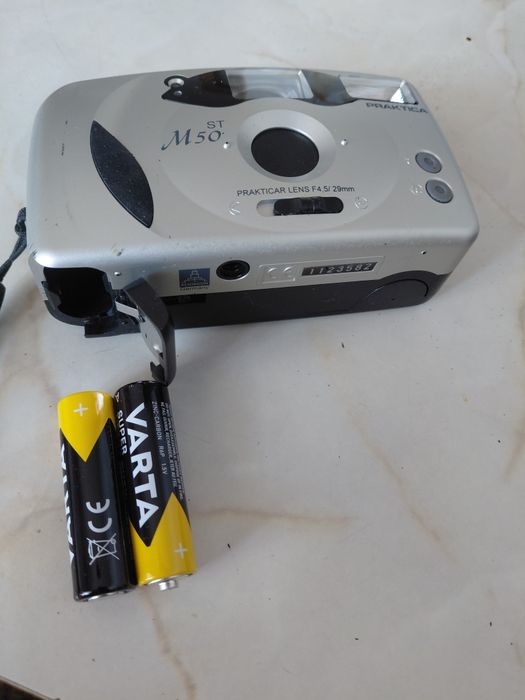 Aparat foto Praktica  cu blitz.