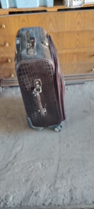 Чемодан продам бу