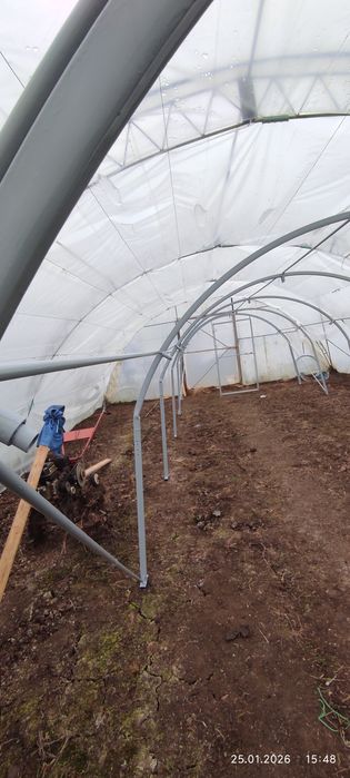 Оранжерия с размери 9х3х2.10 метра.