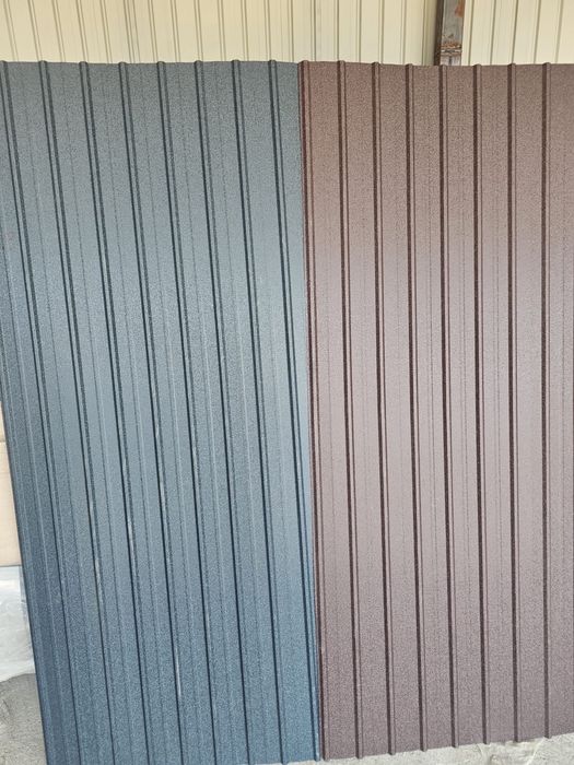 Tablă cutată metalică, rezistentă și durabilă. Perfectă pentru garduri și construcț