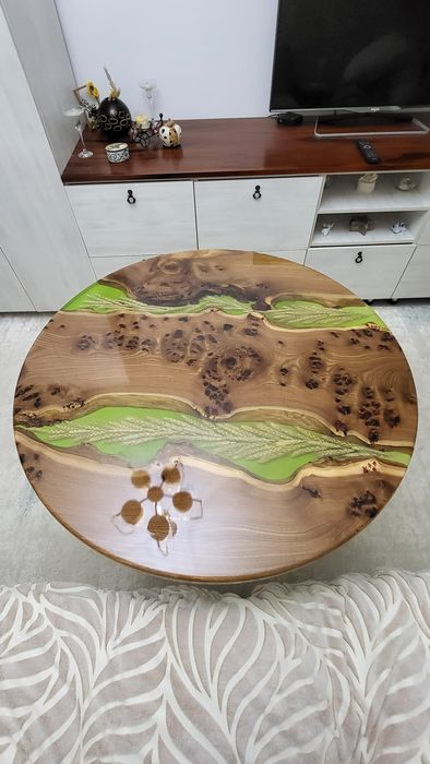 Продаю стол обеденный