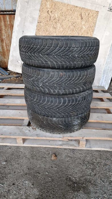 Зимни гуми PIRELLI 185/65 R15 - ползвани един сезон - 4 броя - 240 лв.