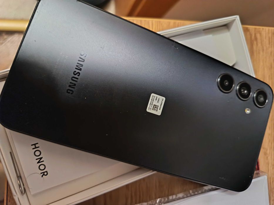 Телвфон самсинг А14 няма забележки ползван 4 месеца