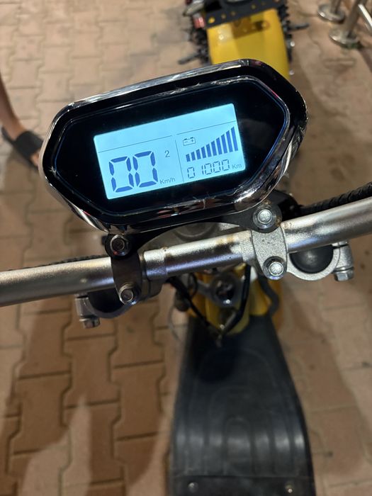 Scuter electric moped