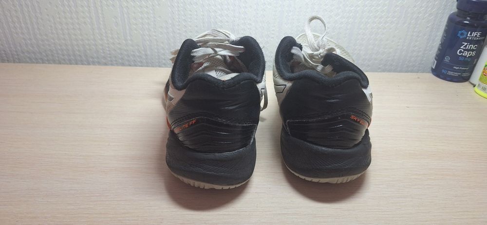 Кроссовки Asics белые