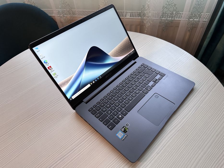 Asus ZenBook 15’ - inte i5 - GTX950 2Gb - 8Gb RAM - SSD240 - taste iluminate