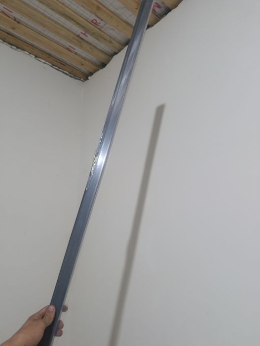 Треугольный железный элемент двери