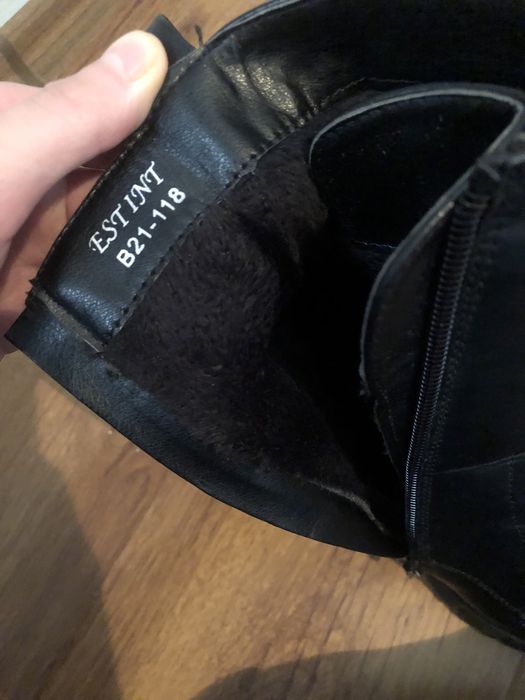 Черни боти с връзки