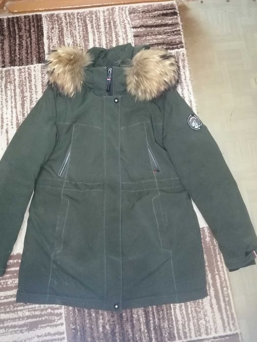 Куртка зимняя(, пуховик) женский. С мехом енота.