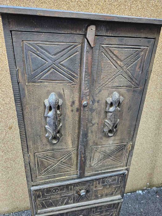 Азиатски антикварен шкаф с дърворезба