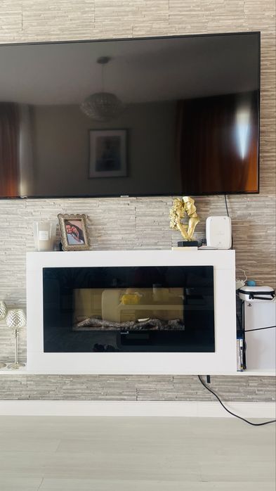 Semineu in stare impecabila( se vinde cu tot cu suport)
