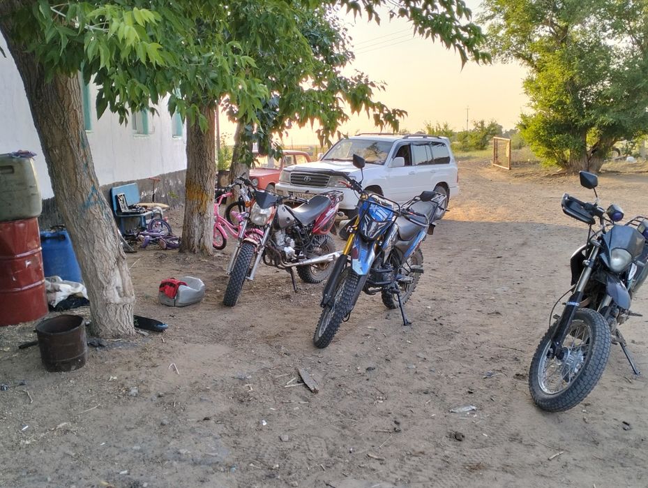 Два мотоцикла с лево и с право