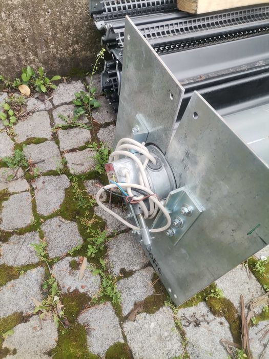 Гаражна ролетна врата