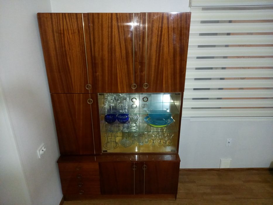 Продам сервант с зеркальным баром. Производство Чехия.