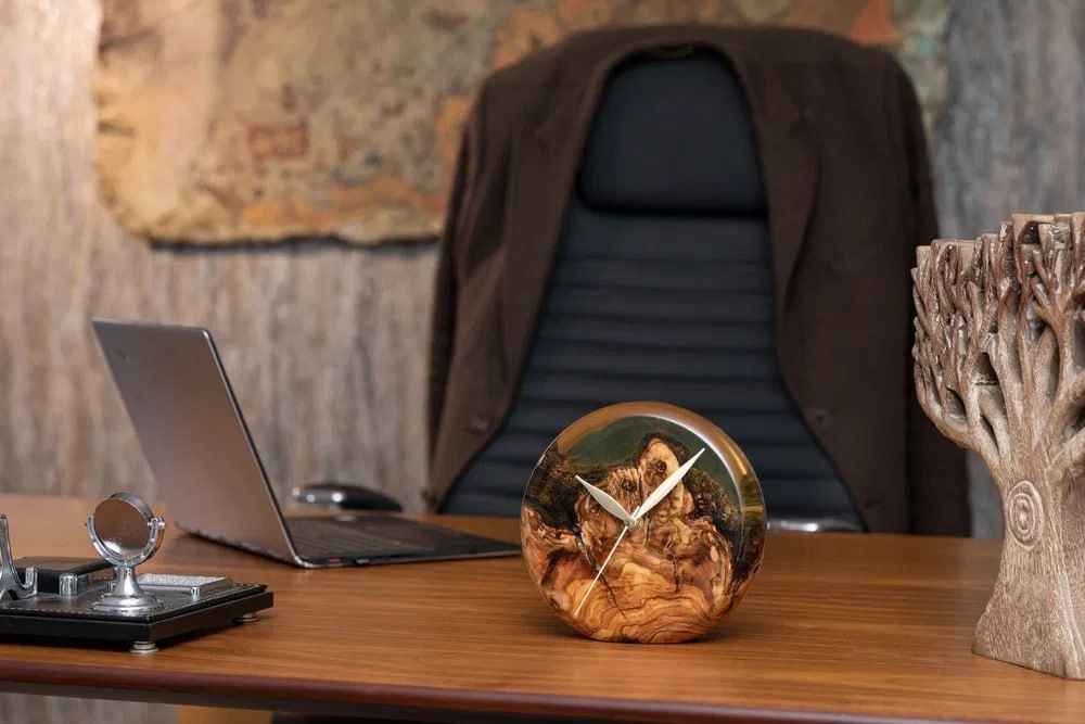 Настольные часы BIOSY из дерева и эпоксидной смолы