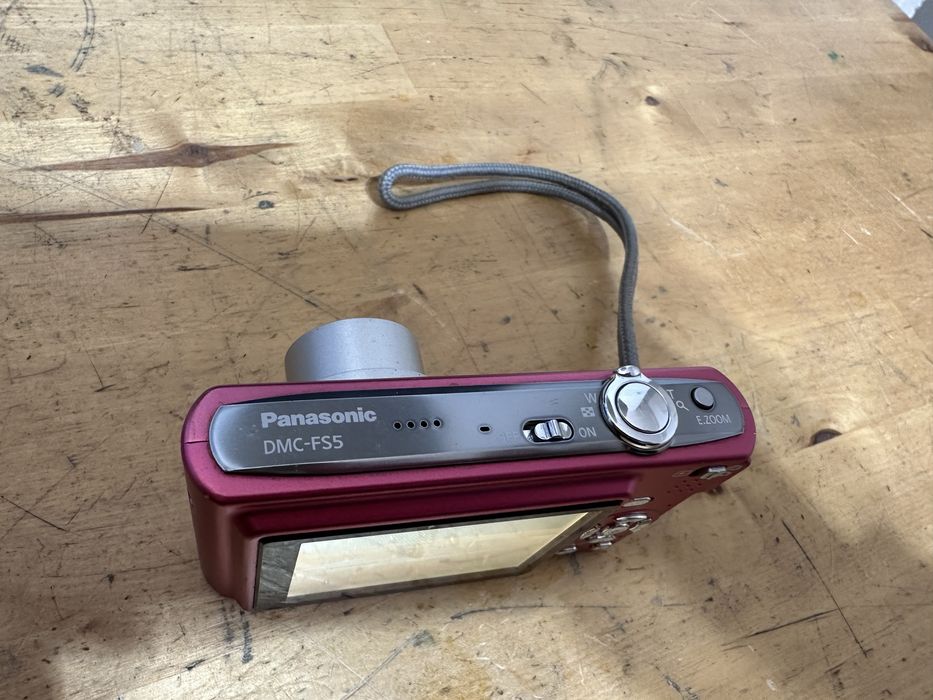 Panasonic dmc-fs5 de culoare rosu deschis