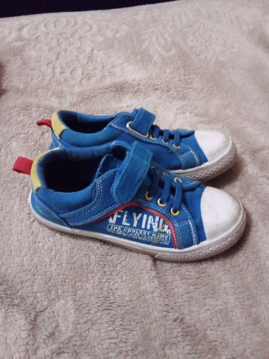 Продам кроссовки на мальчика.