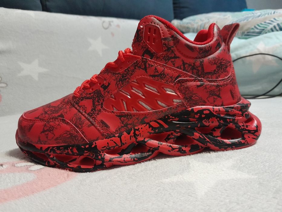 Новые кроссовки на весну, р-р 40