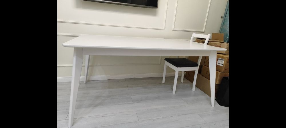 Продам стол массив белый