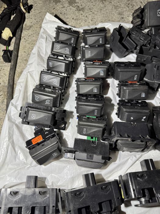 Vand butoanet avarii/pilot/eco/parcare etc Logan/Mcv/Duster/Sandero/