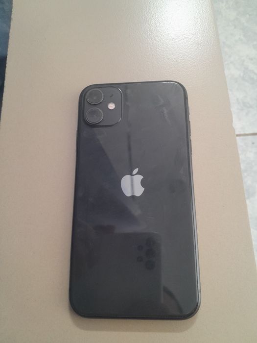 Продаю 11 айфон хороший