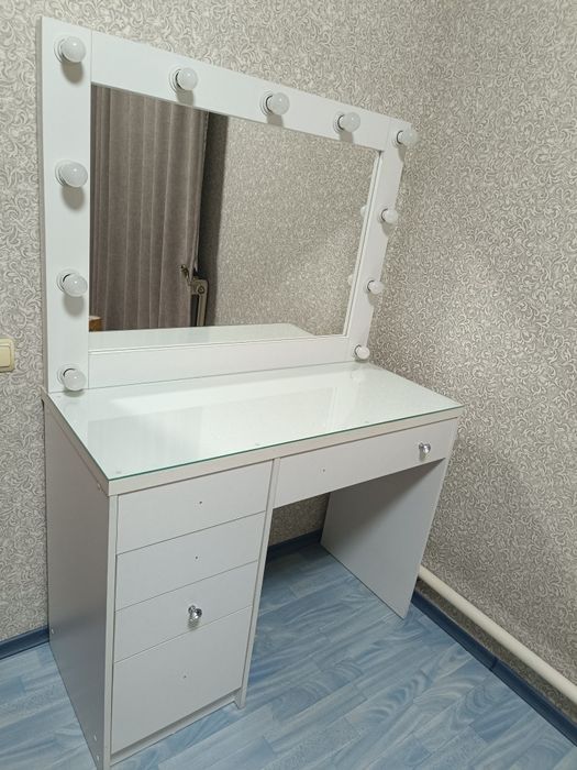 Продам косметический стол