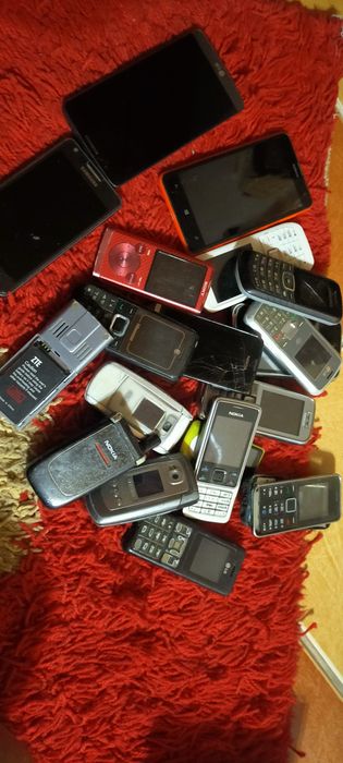 Продаю на вес сотовые телефоны