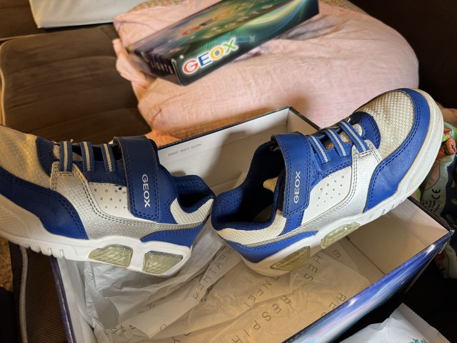 Светещи детски кецове Geox