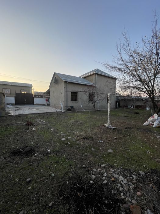 Ховли сотилади. Икки етажли. Хамма комуникация бо