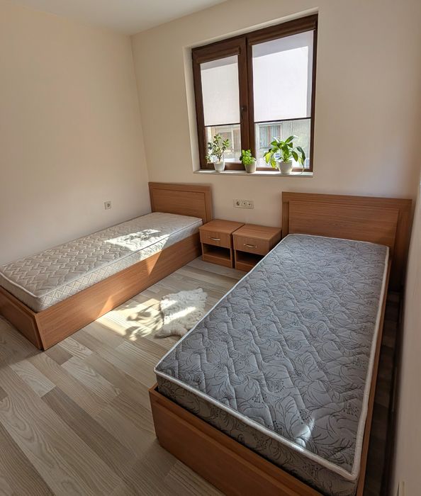 Легло, матрак, нощно шкафче