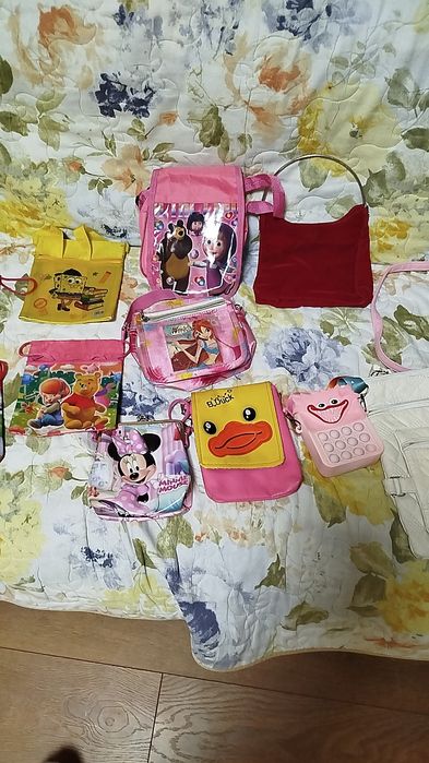 Продавам ученически раници и чантички