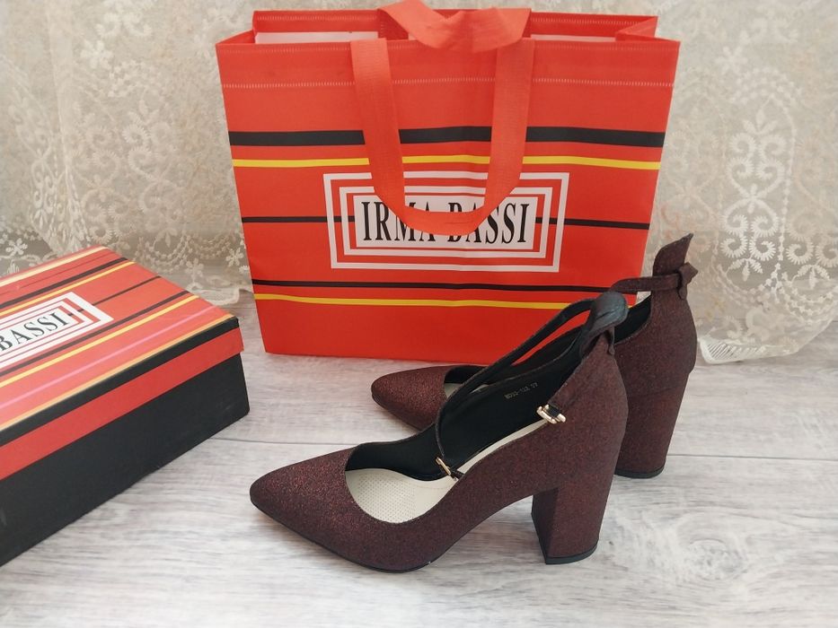 Новые туфли с ремешком