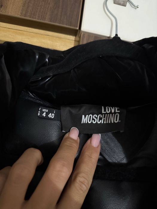Яке Love Moschino ново