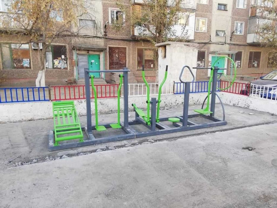 Спортивный уличный турник, брусья, качели и уличные тренажеры