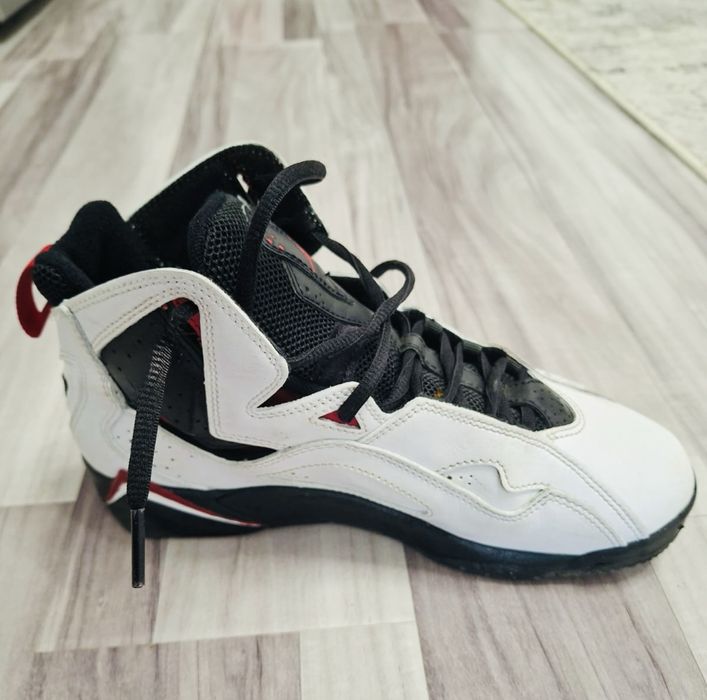 Vând Jordani True Flight