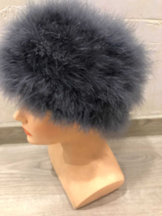 Ефектна шапка щраусови пера