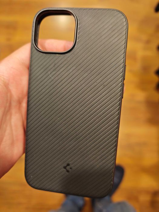 Spigen кейс за iPhone 14