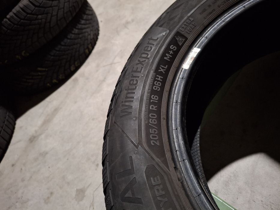 2 Anvelopele de iarnă 205 60 r16 Uniroyal
