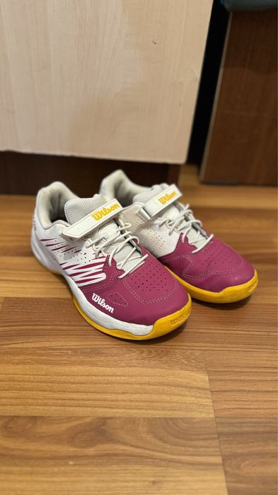 Теннисный кроссовкий