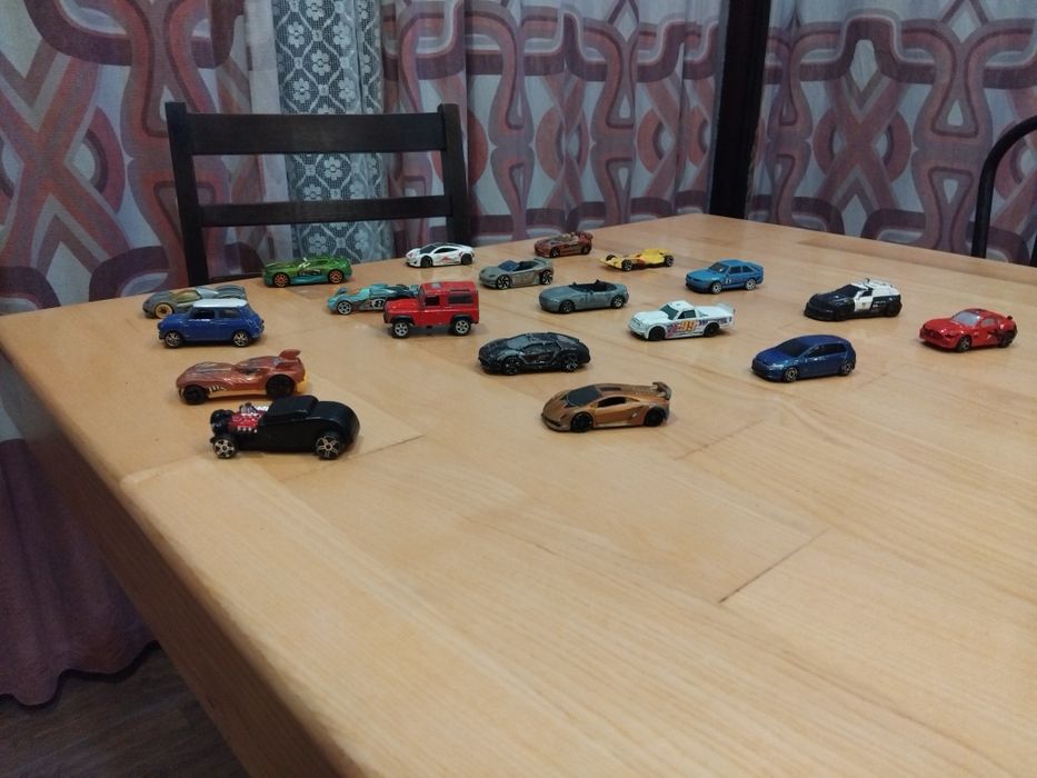 Продавам HotWheels 1:64