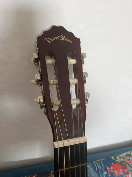 Продам гитару шестиструнную