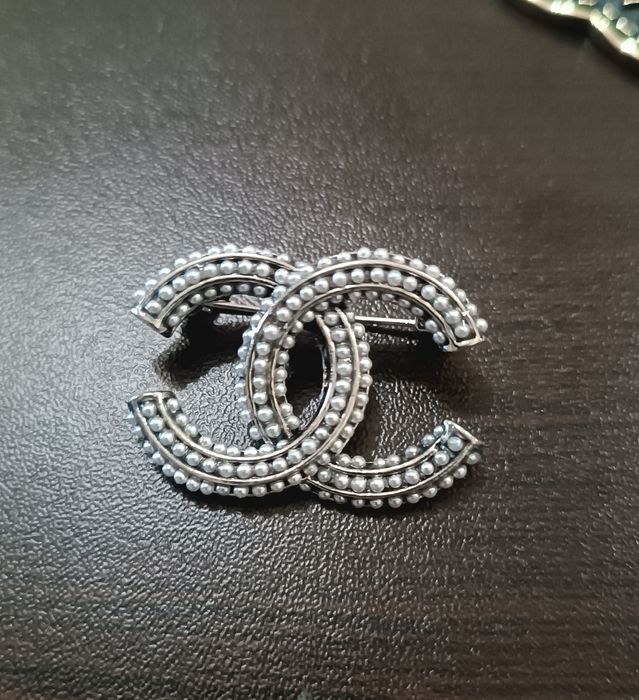 Стилни брошки топ модели