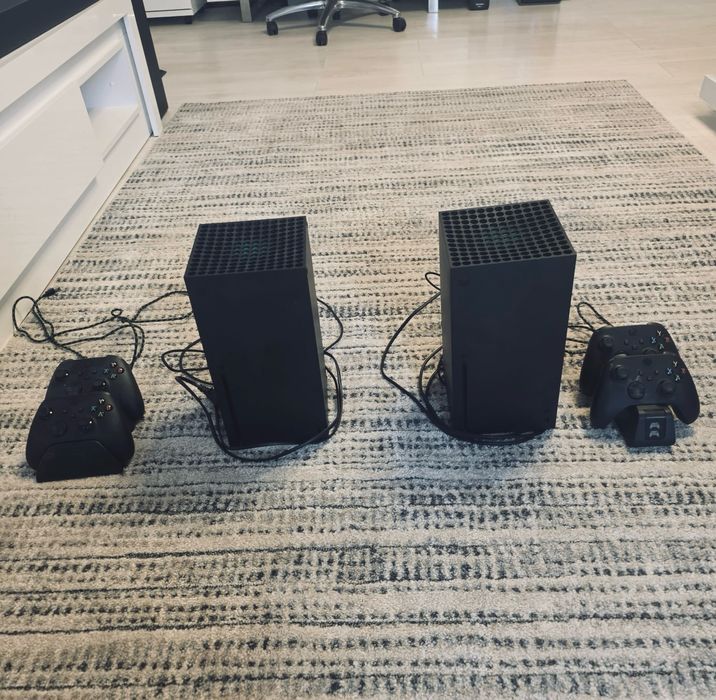 Xbox Series X + 1TB + 2 controllere + stand, stare impecabilă